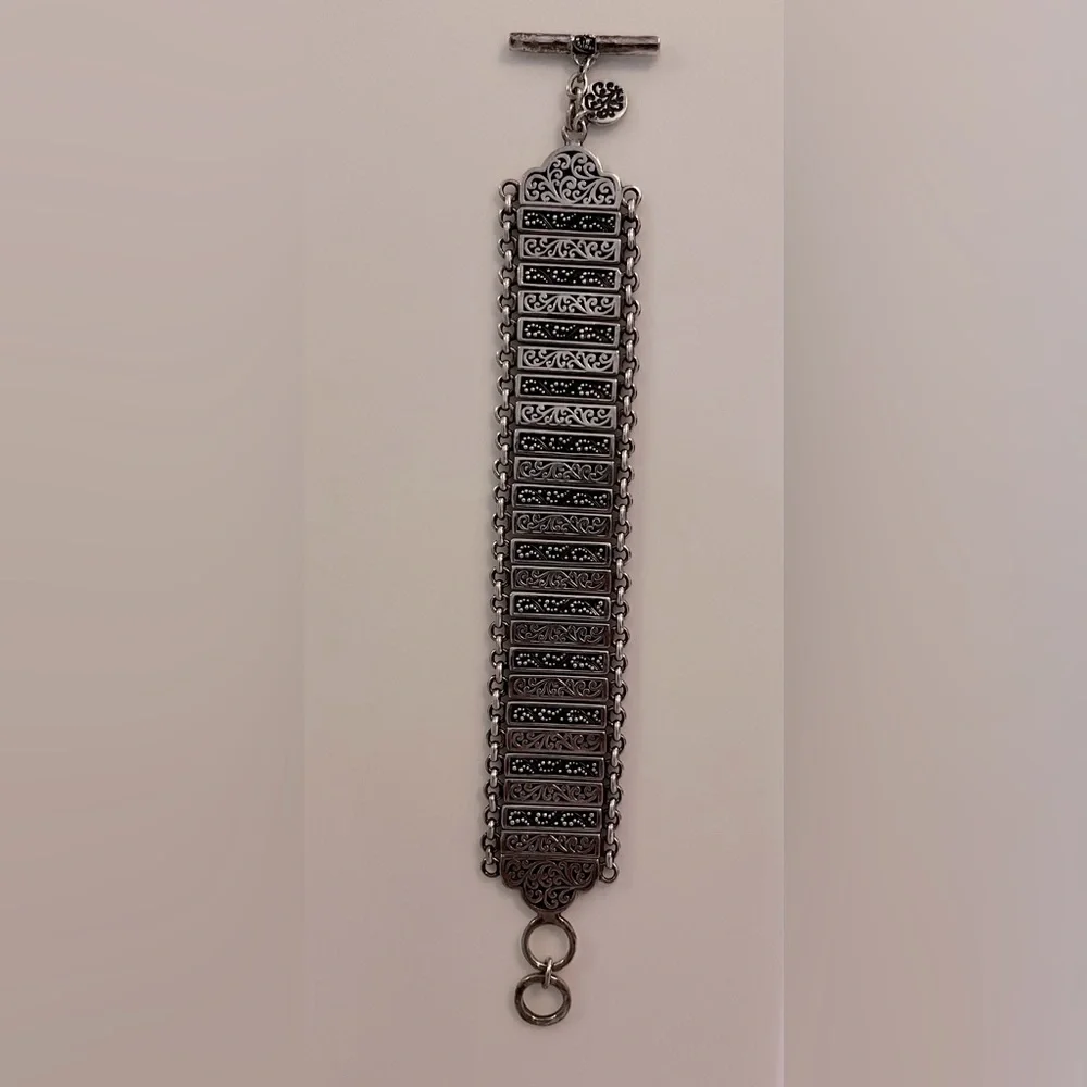 Lois Hill Beautifully detailed and elegant in 925 silver. - Picture 1 of 6